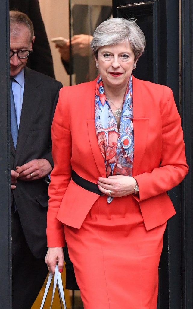 Theresa May mercan takım elbise